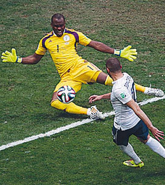 Emeyama (Nigeria) salva su Benzema. Reuters